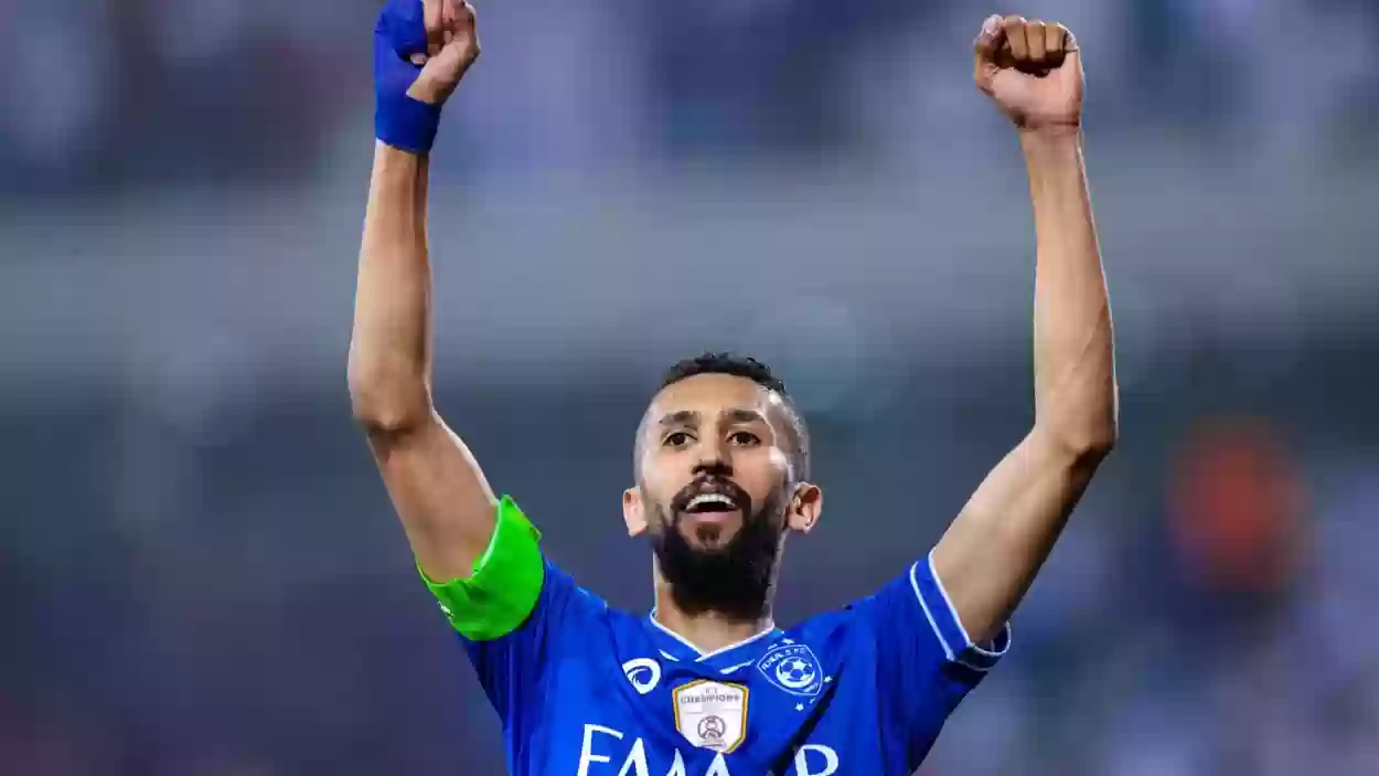 خبير تحكيمي يلقي الضوء على طرد لاعب الهلال السعودي سلمان الفرج أمام نساجي