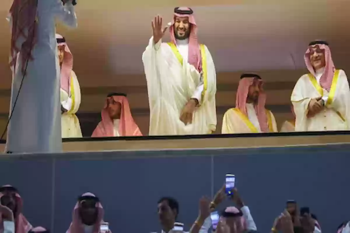 صاحب السيلفي مع ولي العهد في السوبر السعودي يوضح التفاصيل