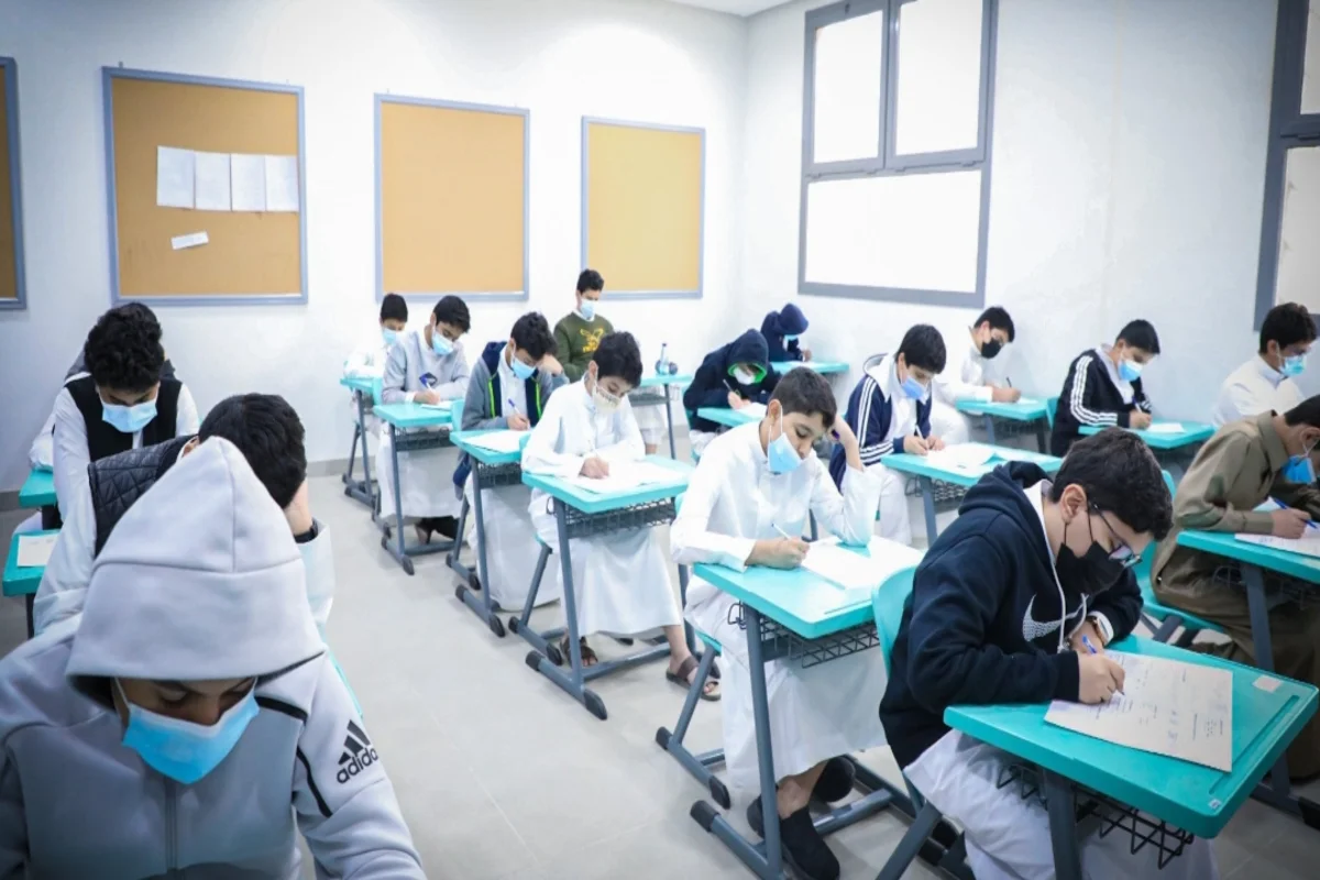 طلاب أثناء إجراء الاختبارات 