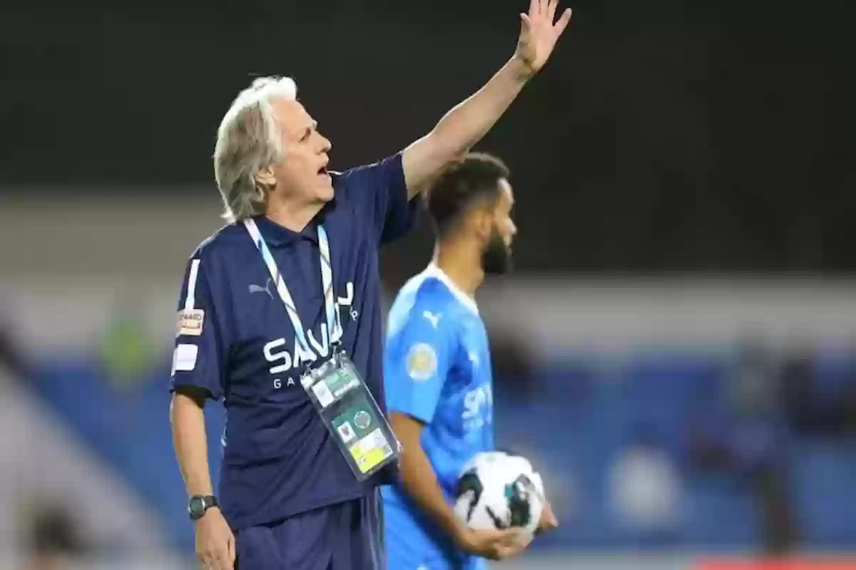 خيسوس يحيي لاعبي الهلال