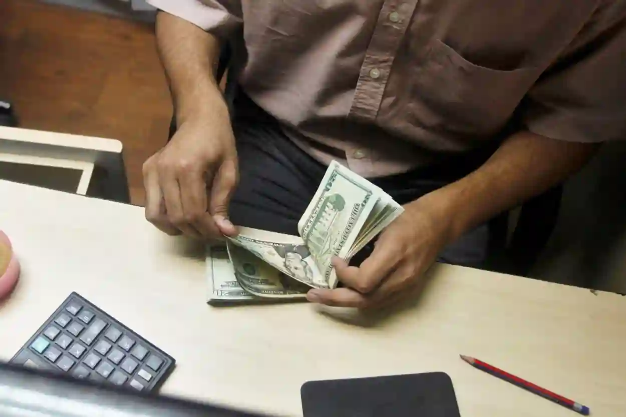 نظام التحويلات المالية يكشف عن الأسرار المخفية وراء الإجازات الرسمية