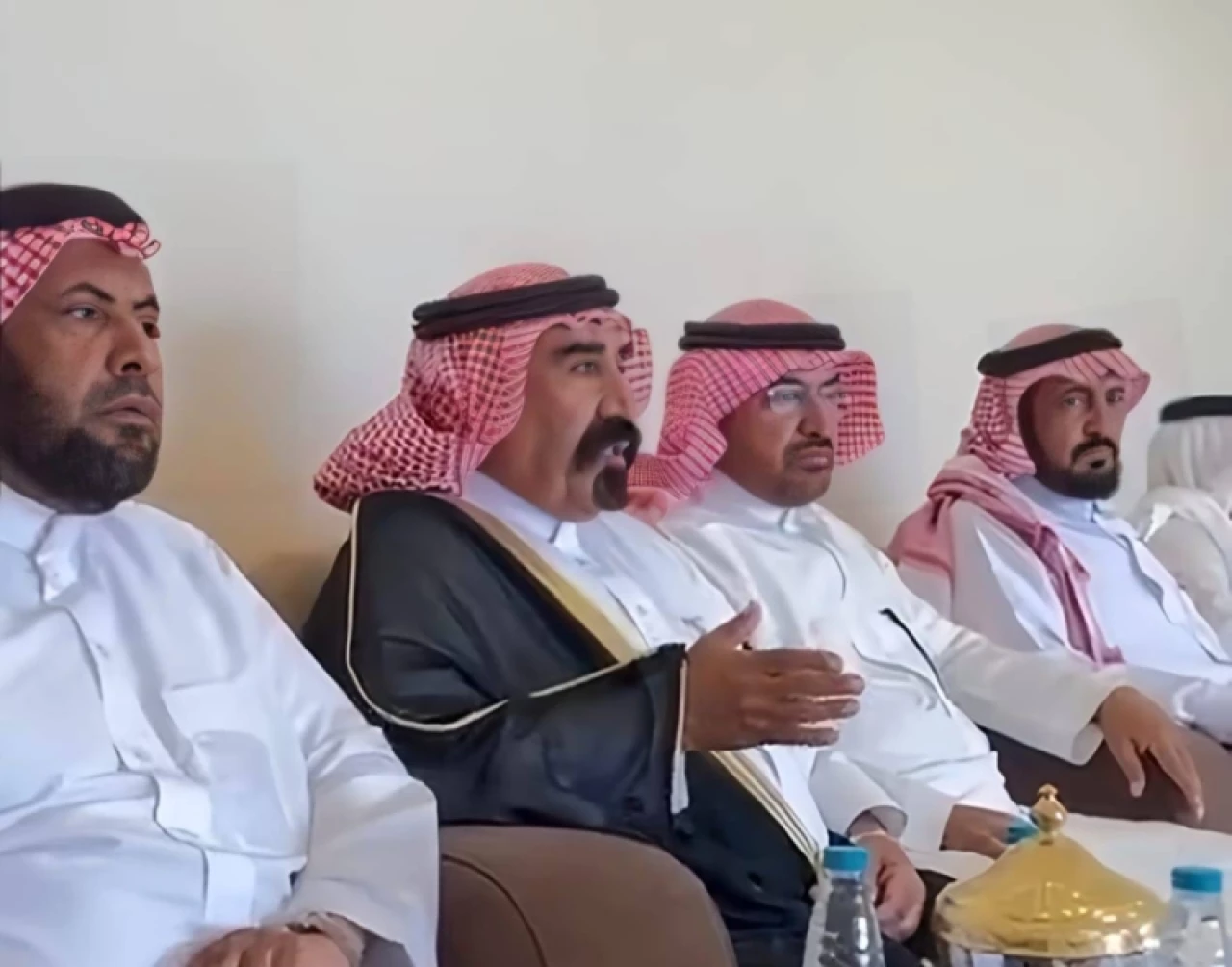  رد فعل مواطن أثناء عزومة عشاء تفاجأ بتعرض ابنه لحادث.. شاهد