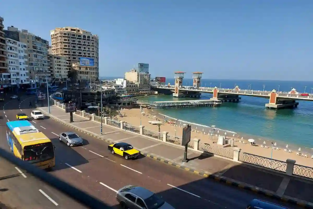 طقس الإسكندرية واستقرار درجات الحرارة مع نشاط الرياح وفرص الأمطار المتفرقة